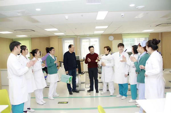 北京瑞華心臟康復(fù)中心為患者舉行康復(fù)搖鈴儀式 北京瑞華心臟康復(fù)中心為患者舉行康復(fù)搖鈴儀式